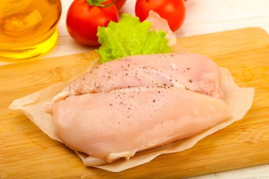 Biber yemek pişirmek için hazır çiğ tavuk göğsü