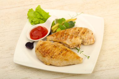 Salata yaprakları ile kavrulmuş tavuk göğsü