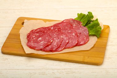 İspanya sosis Salchichon ahşap arka plan üzerinde