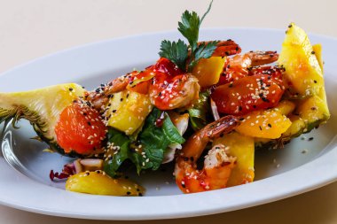 Deniz ürünleri ve sebzeli ananas.