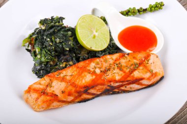 Kireç, biber ve sos ile ızgara somon