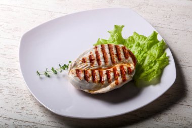 Kekik yaprakları ile ızgara hindi biftek