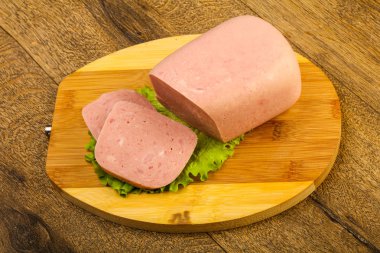 Jambon sosis salata üzerinde yemek için hazır bırakır