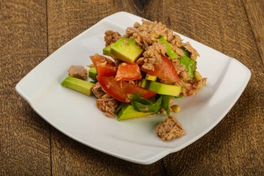Domates soslu ton balığı ve avokado salatası.