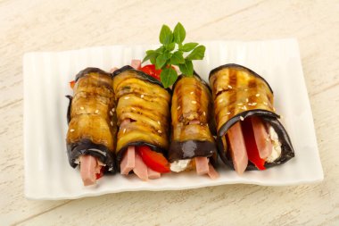 Jambon, peynir ve biber dolması patlıcan