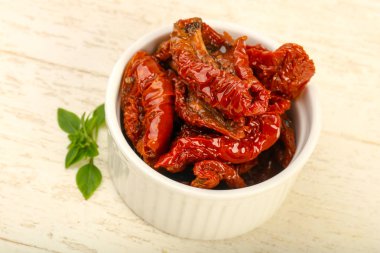 Fesleğen yapraklı kuru domates.