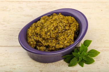 Fesleğenli pesto sos kasede bırakır