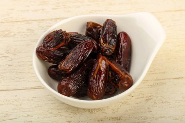 Meyve kabında tatlı hurmalar.