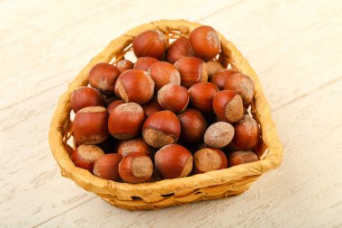 Fındık yığın sepeti ahşap arka plan üzerinde