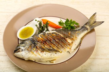 Izgara dorado balık sosu, kekik ve fesleğen ile