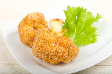 Beyaz tabak içinde diyet gevrek karnabahar