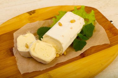 Sedir fıstıklı Brie peynirli rulo