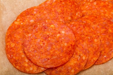 Biberli sosis ahşap arka plan üzerinde dilimlenmiş