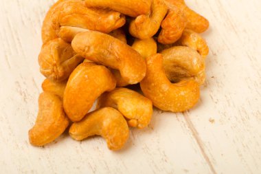 Kaju fıstığı yığın ahşap arka plan üzerinde