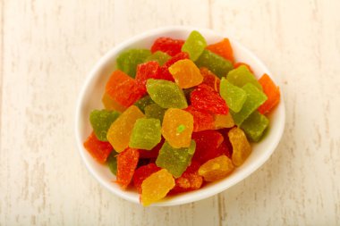 Ahşap arka plan üzerinde renkli ananas Kuru