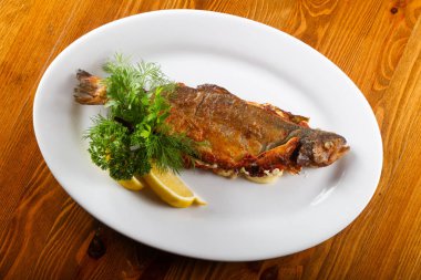 Limon ve otlar peynir alabalık dolması