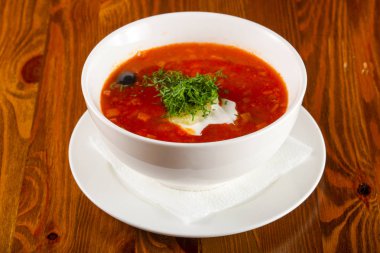 Solyanka çorba krema ile