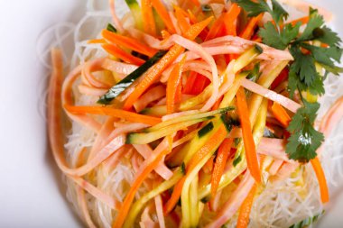 Salata vith şehriye, pastırma ve sebze