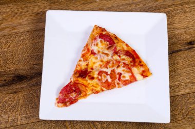 Biberli pizza sosis ve peynir ile