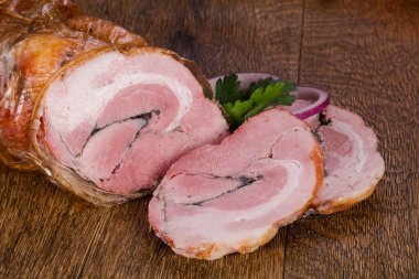 Domuz eti ahşap arka plan üzerinde füme