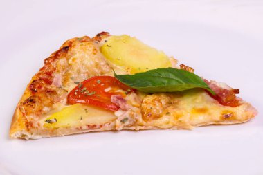 Fesleğen Pizza jambon ve patates ile hizmet