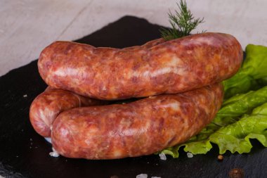 Çiğ domuz sosisi grill için hazır