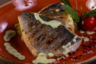 Izgara dorada filetosu domates ve soğan servis