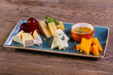 Peynir tabağı mix çeşitler üzüm ve ballı