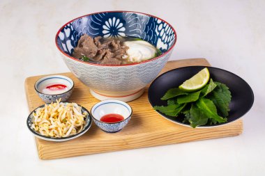 Geleneksel denemiş Pho çorbası