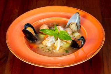 Fesleğen yaprakları ile deniz mahsulleri çorbası