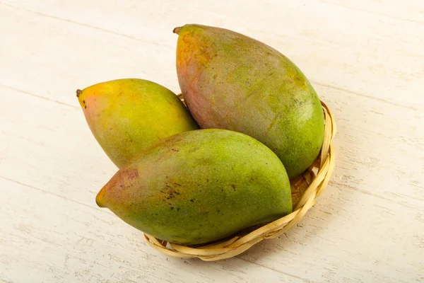 Frutta Tropicale Cumulo Mango Sullo Sfondo Legno — Foto Stock