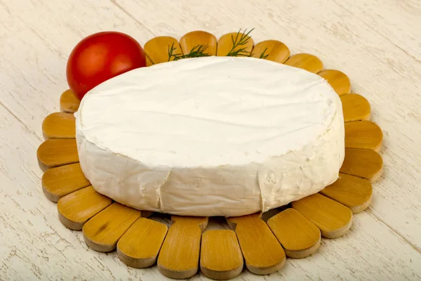 Camembert Käse Über Dem Hölzernen Hintergrund — Stockfoto