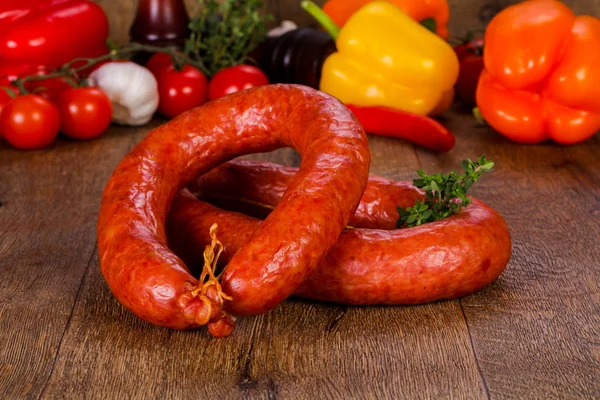 Ahşap arka plan üzerinde domuz sosisi