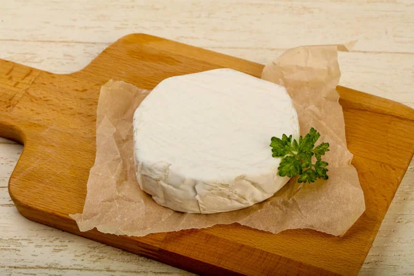 Queijo Camembert Com Salsa Sobre Fundo Madeira — Fotografia de Stock