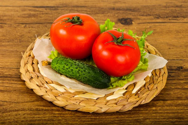 Agurker Tomater Med Salatblade Træbaggrund - Stock-foto