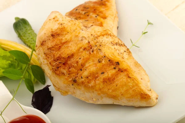 Salata yaprakları ile kavrulmuş tavuk göğsü