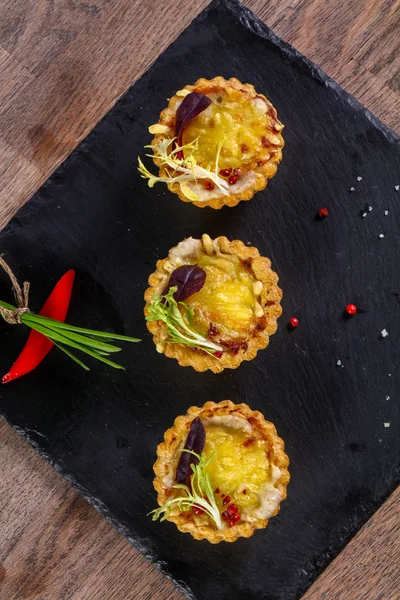 Fırında mantar ve peynir ile kanepe