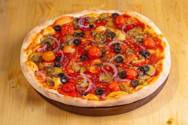 Mantar ve ahşap tahta üzerinde domates Pizza