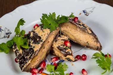 Otlar ve pomegranet ile doldurulmuş patlıcan