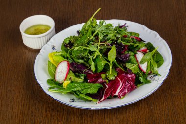 Raddish salatası ve otlar