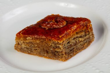 Şekerli Türk tatlı Baklava beyaz tabakta fındıklı