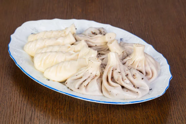ヒンカリ プレート ミックス肉とチーズの木製のテーブル — ストック写真