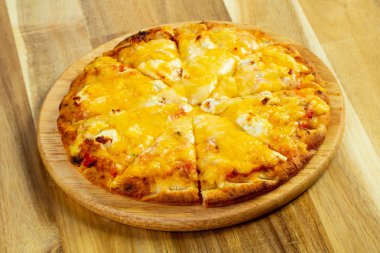 Dört peynir pizza ahşap tahta üzerinde