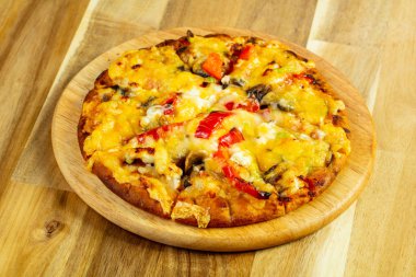 Peynir ve biber ahşap tahta üzerinde vejetaryen pizza