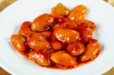 Kırmızı fasulye sosu ile