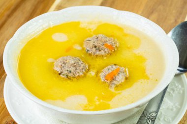 Köfte ve sebze çorbası görünümünü kapat