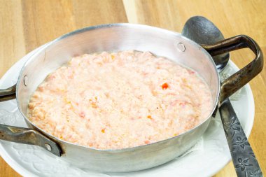 Sahanda yumurta domates ve baharatlar