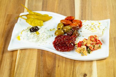 Dzadziki ile Yunan geleneksel meze