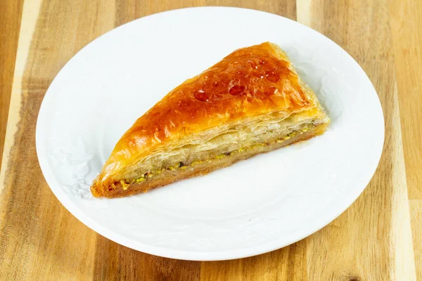 Dulce Desert Turcesc Baklava Nuci Placa Alba — Fotografie, imagine de stoc