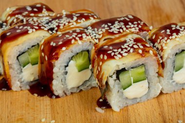 Yılan balığı görünümü Kapat rulo peynir ve sos ile